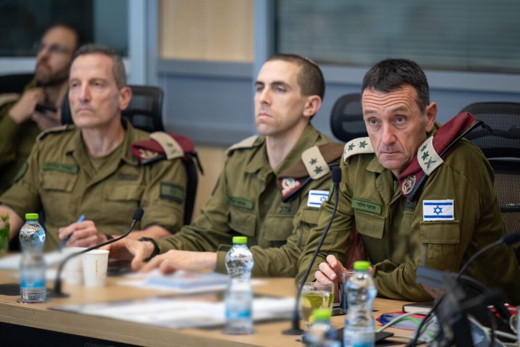 הרמטכ"ל באישור תוכניות להמשך המלחמה (צילום: דובר צה"ל)