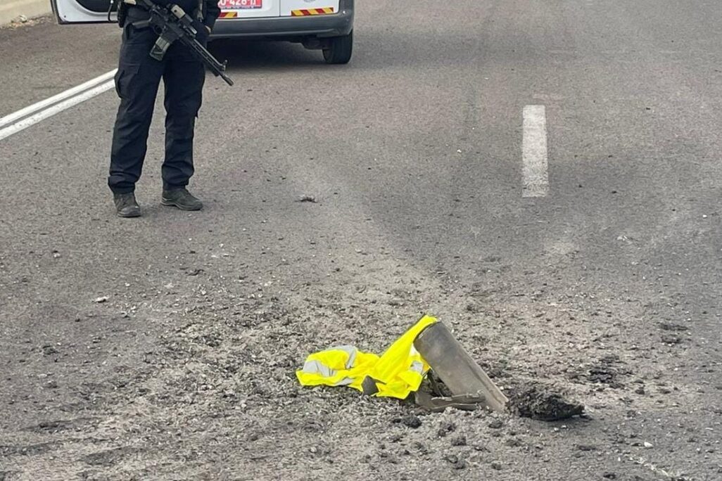 זירת נפילת הטיל בכביש 90 (צילום: דוברות המשטרה) זירת נפילת הטיל בכביש 90 (צילום: דוברות המשטרה)