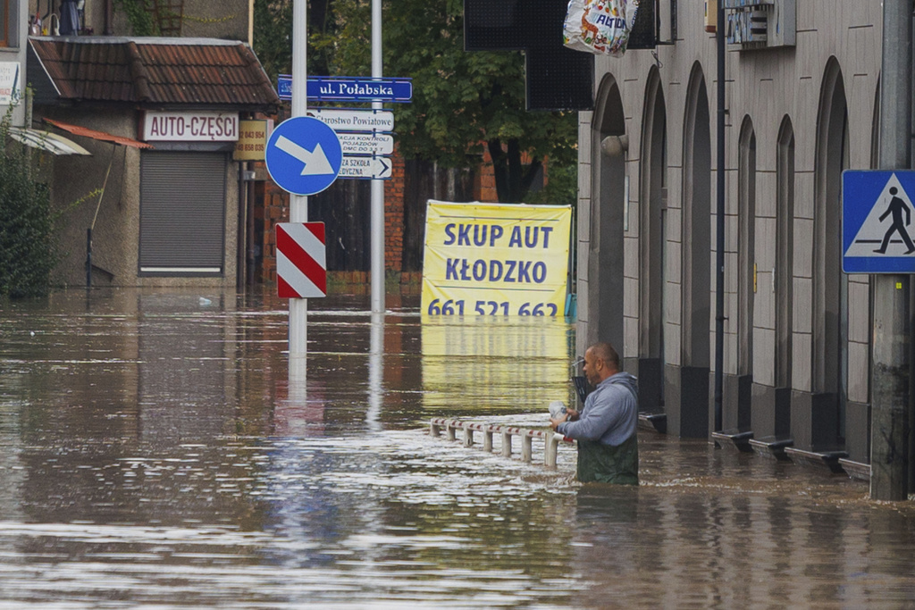 רחובות מוצפים בקלודזקו, פולין (צילום: AP Photo/Krzysztof Zatycki) רחובות מוצפים בקלודזקו, פולין (צילום: AP Photo/Krzysztof Zatycki)