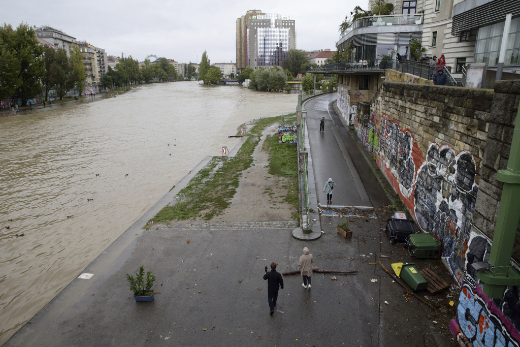 שיטפונות בווינה, אוסטריה (צילום: AP Photo/Heinz-Peter Bader) שיטפונות בווינה, אוסטריה (צילום: AP Photo/Heinz-Peter Bader)