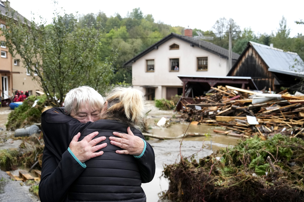 הסופה 'בוריס' מכה בג'סניק, צ'כיה (צילום: AP Photo/Petr David Josek) הסופה 'בוריס' מכה בג'סניק, צ'כיה (צילום: AP Photo/Petr David Josek)