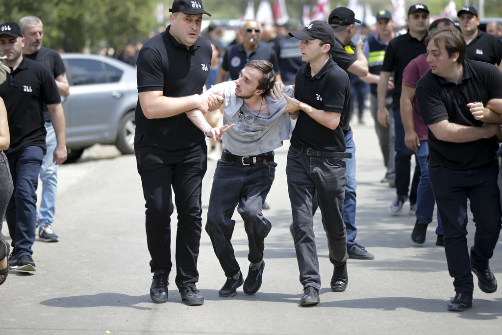 שוטרים עוצרים מפגין למען זכויות להט"ב בטביליסי, גיאורגיה (צילום: AP Photo/Zurab Tsertsvadze, File) שוטרים עוצרים מפגין למען זכויות להט"ב בטביליסי, גיאורגיה (צילום: AP Photo/Zurab Tsertsvadze, File)