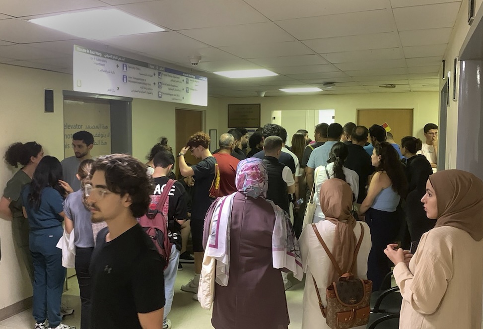 בית חולים בביירות לאחר הפיצוצים במדינה (צילום: AP Photo/Bassam Masri) בית חולים בביירות לאחר הפיצוצים במדינה (צילום: AP Photo/Bassam Masri)