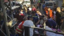 פינוי פצועים בזירת פיצוץ מכשיר קשר בביירות (צילום: AP Photo)