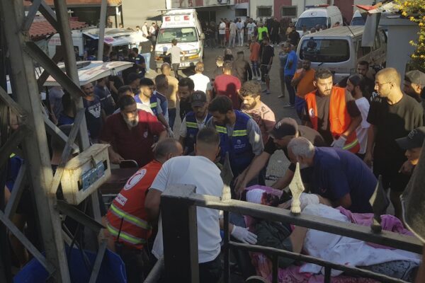 פינוי פצועים בזירת פיצוץ מכשיר קשר בביירות (צילום: AP Photo)