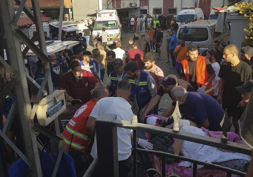 פינוי פצועים בזירת פיצוץ מכשיר קשר בביירות (צילום: AP Photo) פינוי פצועים בזירת פיצוץ מכשיר קשר בביירות (צילום: AP Photo)