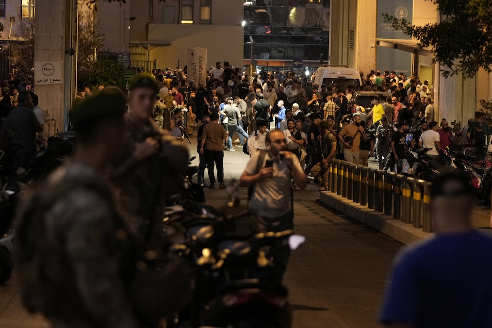 אנשים מחוץ לבית החולים האמריקאי בביירות לאחר פיצוץ מכשירי הקשר של חיזבאללה (צילום: AP Photo/Hassan Ammar) אנשים מחוץ לבית החולים האמריקאי בביירות לאחר פיצוץ מכשירי הקשר של חיזבאללה (צילום: AP Photo/Hassan Ammar)
