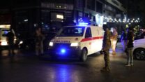 אמבולנס מחוץ לבית החולים האמריקאי בביירות לאחר פיצוץ מכשירי הקשר של חיזבאללה (צילום: AP Photo/Hassan Ammar)