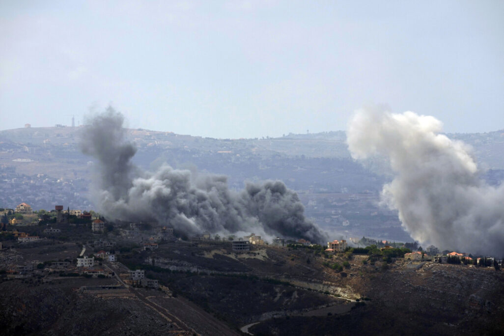 Lebanon Israel תמרות עשן מעל העיירה הלבנונית מרג' עיון, צולם מצד ישראל (צילום: AP Photo/Hussein Malla)