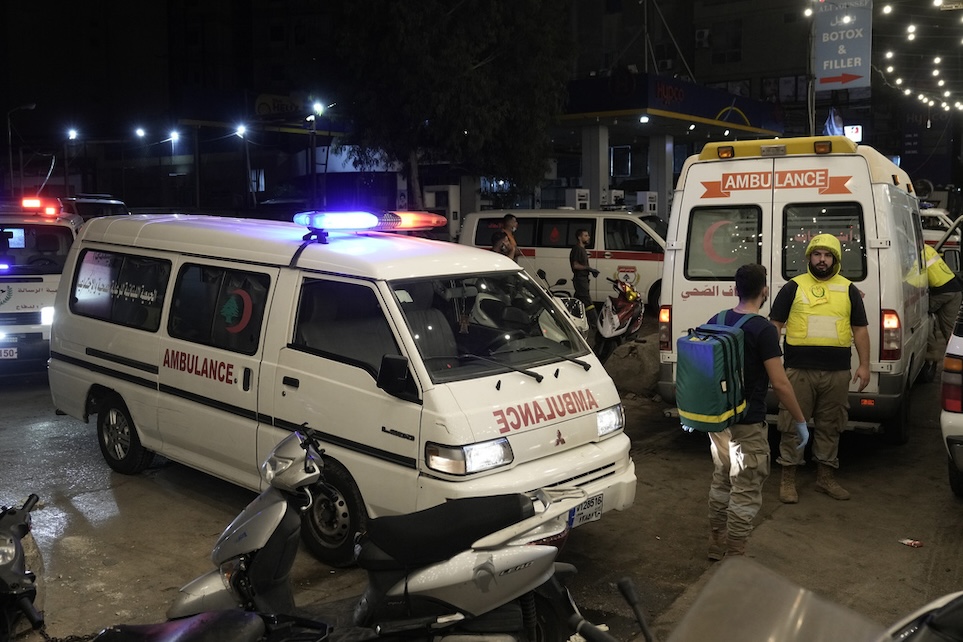 אמבולנסים באחת מזירות התקיפה של צה״ל בביירות (צילום: AP Photo/Bilal Hussein)
