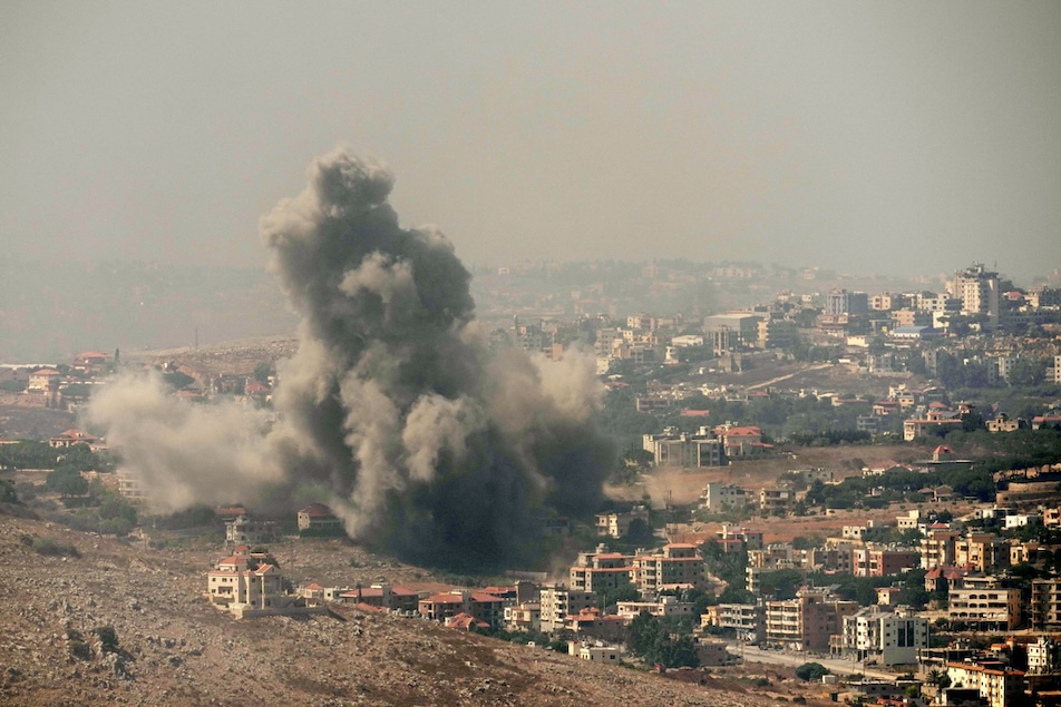הפצצות צה״ל באזור מרג׳ עיון בלבנון (צילום: AP Photo/Hussein Malla) הפצצות צה״ל באזור מרג׳ עיון בלבנון (צילום: AP Photo/Hussein Malla)