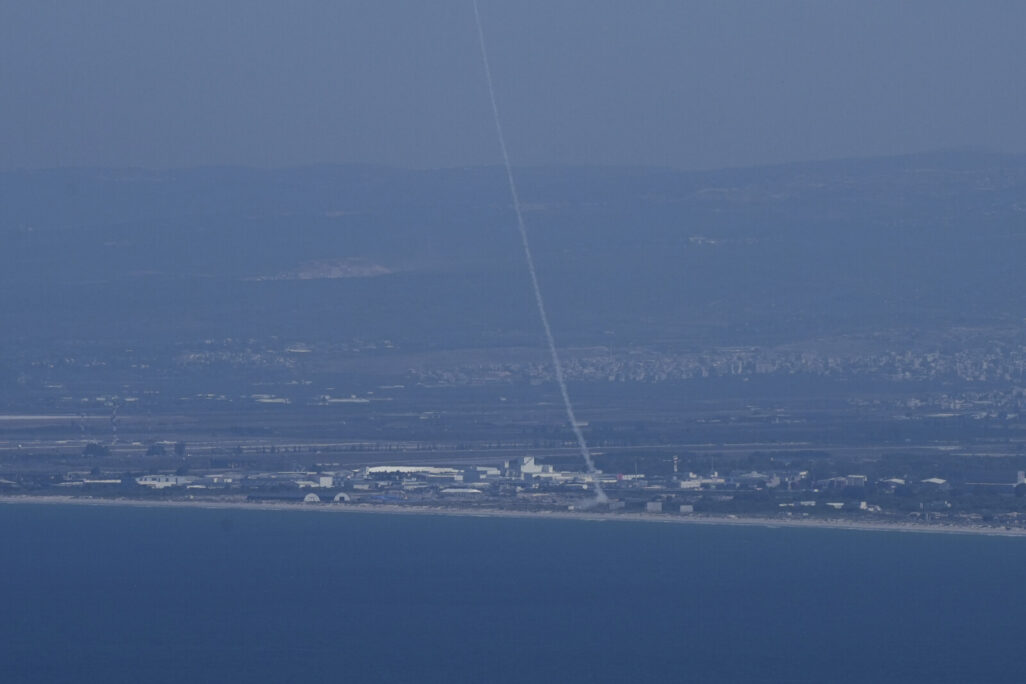 יירוט מערכת כיפת ברזל בשמי חיפה, לאחר מטח שנורה משטח לבנון לעכו וסביבתה (צילום: AP Photo/Baz Ratner)