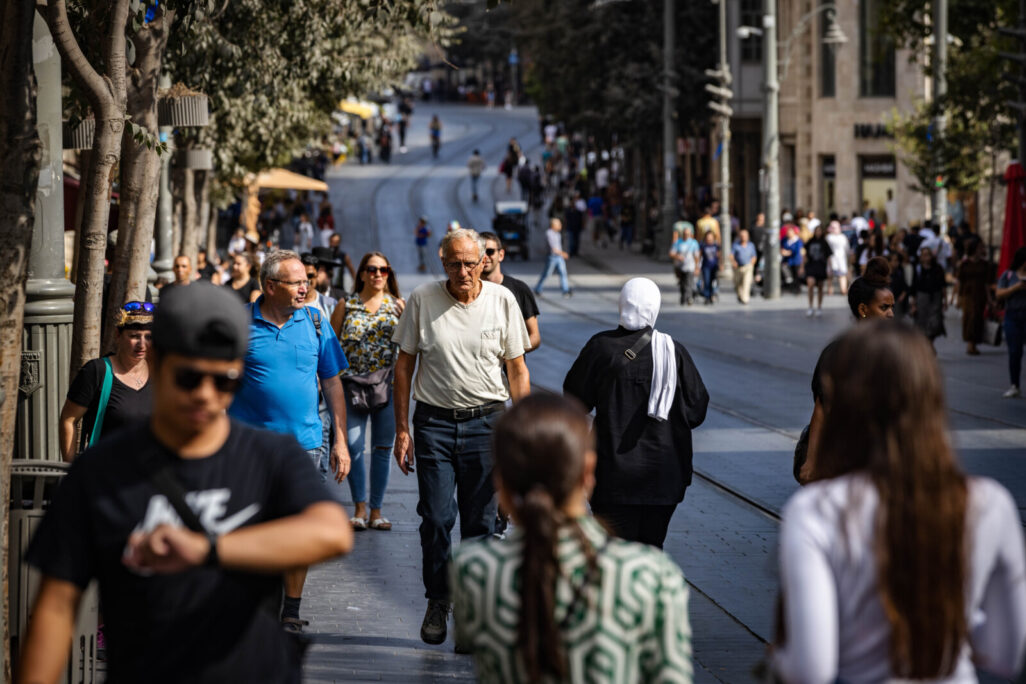 המולת אנשים בירושלים. הלשכה המרכזית לסטטיסטיקה פרסמה את נתוני אוכלוסיית ישראל, שגדלה בשנת 2023 בשיעור של 1.2% (צילום: אוליבייה פיטוסי/ פלאש 90) המולת אנשים בירושלים. הלשכה המרכזית לסטטיסטיקה פרסמה את נתוני אוכלוסיית ישראל, שגדלה בשנת 2023 בשיעור של 1.2% (צילום: אוליבייה פיטוסי/ פלאש 90)