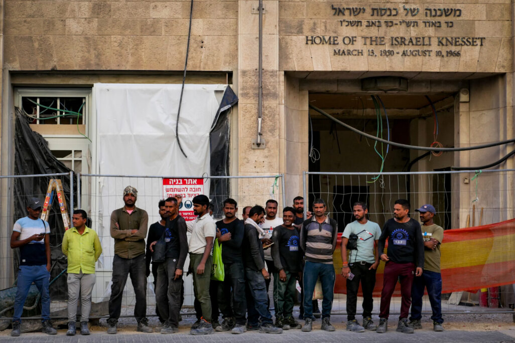 פועלי בניין זרים עומדים מחוץ למוזיאון הכנסת שנבנה בבניין הכנסת הראשונה במרכז ירושלים (צילום: נתי שוחט/ פלאש 90) פועלי בניין זרים עומדים מחוץ למוזיאון הכנסת שנבנה בבניין הכנסת הראשונה במרכז ירושלים (צילום: נתי שוחט/ פלאש 90)