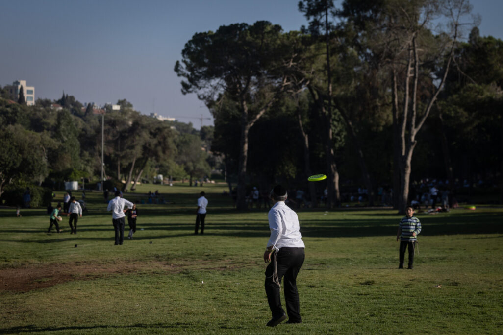 משפחות מבלות בגן סאקר בירושלים ביום קיצי (צילום: חיים גולדברג/פלאש90) משפחות מבלות בגן סאקר בירושלים ביום קיצי (צילום: חיים גולדברג/פלאש90)
