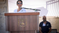 רייצ׳ל, אמו של הירש גולדברג-פולין סופדת לו בהלווייתו בירושלים (צילום: יונתן זינדל/ פלאש90)
