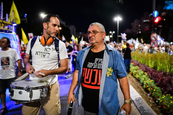 דני אלגרט, אחיו של החטוף איציק אלגרט, בצעדה בתל אביב של פעילים למען שחרור החטופים לעבר ביתו של יו"ר הימין הממלכתי גדעון סער, במחאה על הצטרפותו לממשלה (צילום: אבשלום ששוני / פלאש 90)