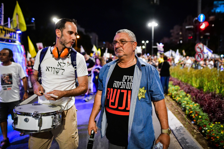 דני אלגרט, אחיו של החטוף איציק אלגרט, בצעדה בתל אביב של פעילים למען שחרור החטופים לעבר ביתו של יו"ר הימין הממלכתי גדעון סער, במחאה על הצטרפותו לממשלה (צילום: אבשלום ששוני / פלאש 90)
