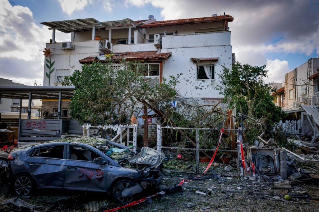 זירת נפילת רקטה בקריית ביאליק (צילום: חיים גולדברג/פלאש90) זירת נפילת רקטה בקריית ביאליק (צילום: חיים גולדברג/פלאש90)