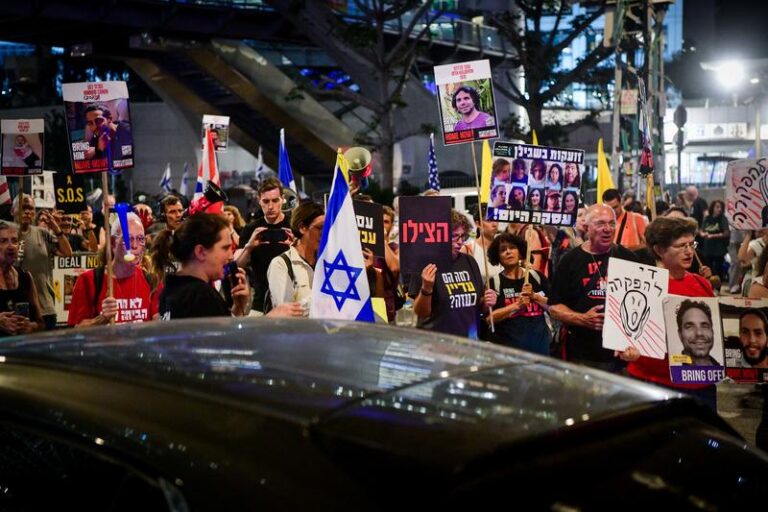 הפגנה למען שחרור החטופים בשער בגין של הקריה בתל אביב (צילום: אבשלום ששוני / פלאש 90)