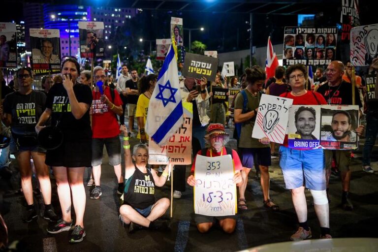הפגנה למען שחרור החטופים בשער בגין של הקריה בתל אביב (צילום: אבשלום ששוני / פלאש 90)