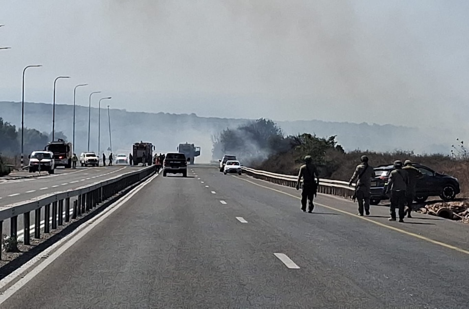 שריפה ליד מעלות שפרצה בגלל נפילת רקטה (צילום: בר כהן, דובר תחנת גליל מרכזי) שריפה ליד מעלות שפרצה בגלל נפילת רקטה (צילום: בר כהן, דובר תחנת גליל מרכזי)