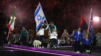 השחיין עמי דדאון וקפטנית נבחרת הכדורשער גל חמרני, נושאים את דגל ישראל בטקס סיום של המשחקים הפראלימפיים בפריז (צילום: Aitor Alcalde/Getty Images IPC)