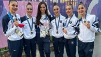 נטלי ברטלר (במרכז) הפיזיותרפיסטית של נבחרת ישראל בהתעמלות אמנותית, עם חברות הנבחרת: אופיר שחם, רומי פריצקי, הדר פרידמן, דיאנה סברצוב ושני ביקנוב, שזכו במדליית הכסף במשחקים האולימפיים בפריז 2024 (צילום: אלבום פרטי)