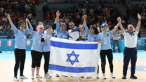 שחקניות נבחרת ישראל בכדורשער אחרי הזכייה במדליית הכסף במשחקים הפראלימפיים בפריז (צילום: לילך וייס רוזנברג)