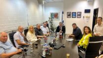 פגישת משא ומתן לילית של שר החינוך יואב קיש, יו"ר ארגון המורים רן ארז, הממונה על השכר באוצר אפי מלכין, יו"ר מרכז השלטון המקומי חיים ביבס (צילום: דוברות משרד החינוך)