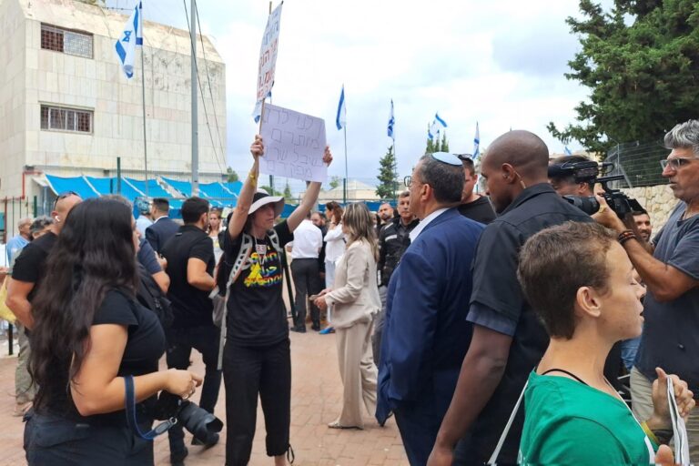 מפגינה מול ראש העיר ירושלים משה ליאון (צילום: אור גואטה)