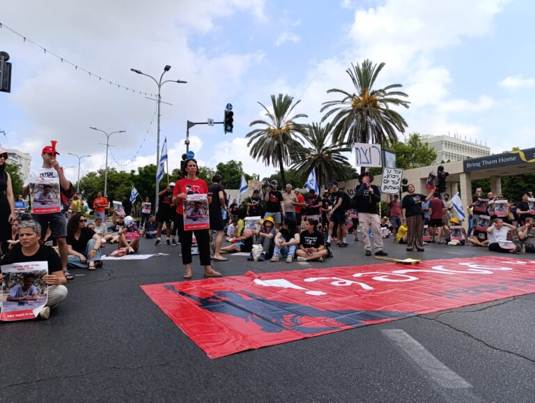 מפגינים במכון ויצמן לאחר רצח החטופים (צילום: אסף צבי)