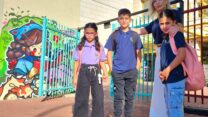המנהלת בלקיס אבו סאלח עם ילדי משפחת ספאדי. מימין לשמאל הילדים: אלא, ג'אן, איסיל (צילום: דוד טברסקי)