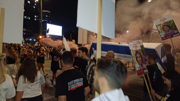 מפגינים למען שחרור החטופים נושאים ארון קבורה בצעדה לעבר נתיבי איילון בתל אביב (צילום: גל רקובר)