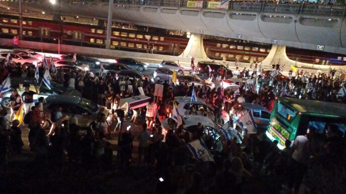 מפגינים למען שחרור החטופים חוסמים את נתיבי איילון בתל אביב (צילום: דפנה איזברוך)