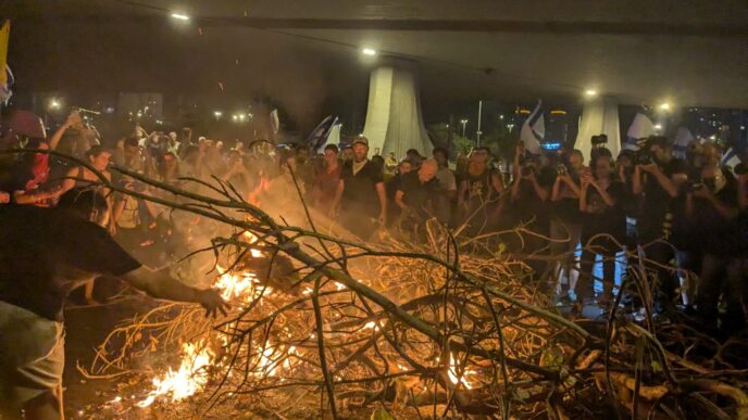 מפגינים למען שחרור החטופים מדליקים מדורות על נתיבי איילון (צילום: קרן שמש)