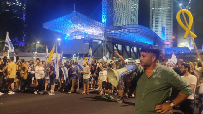 מפגינים למען שחרור החטופים חוסמים את נתיבי איילון בתל אביב (צילום: ניצן צבי כהן)
