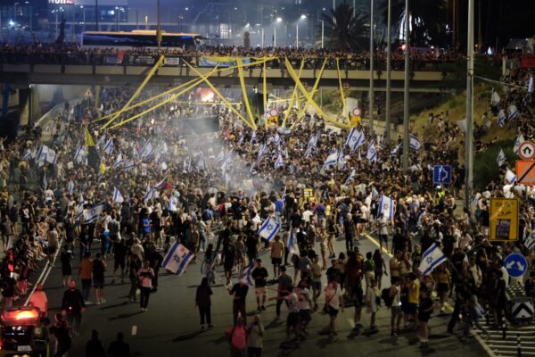 מפגינים חוסמים את נתיבי איילון בתל אביב בדרישה לקידום עסקת חטופים, לאחר חילוץ גופות שישה חטופים שנרצחו (צילום: דוד טברסקי)