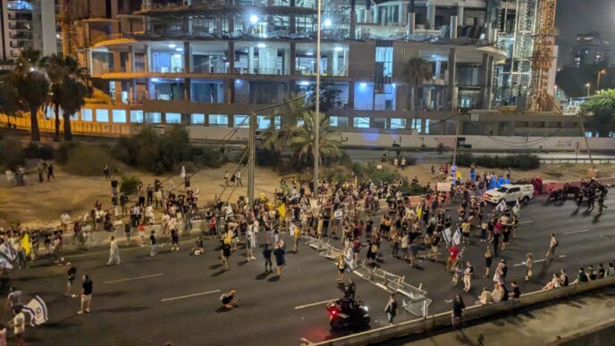 מפגינים חוסמים את נתיבי איילון בתל אביב בדרישה לקידום עסקת חטופים, לאחר חילוץ גופות שישה חטופים שנרצחו (צילום: קרן שמש)