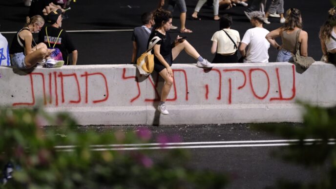 מפגינים חוסמים את נתיבי איילון בתל אביב בדרישה לקידום עסקת חטופים, לאחר חילוץ גופות שישה חטופים שנרצחו (צילום: דוד טברסקי)