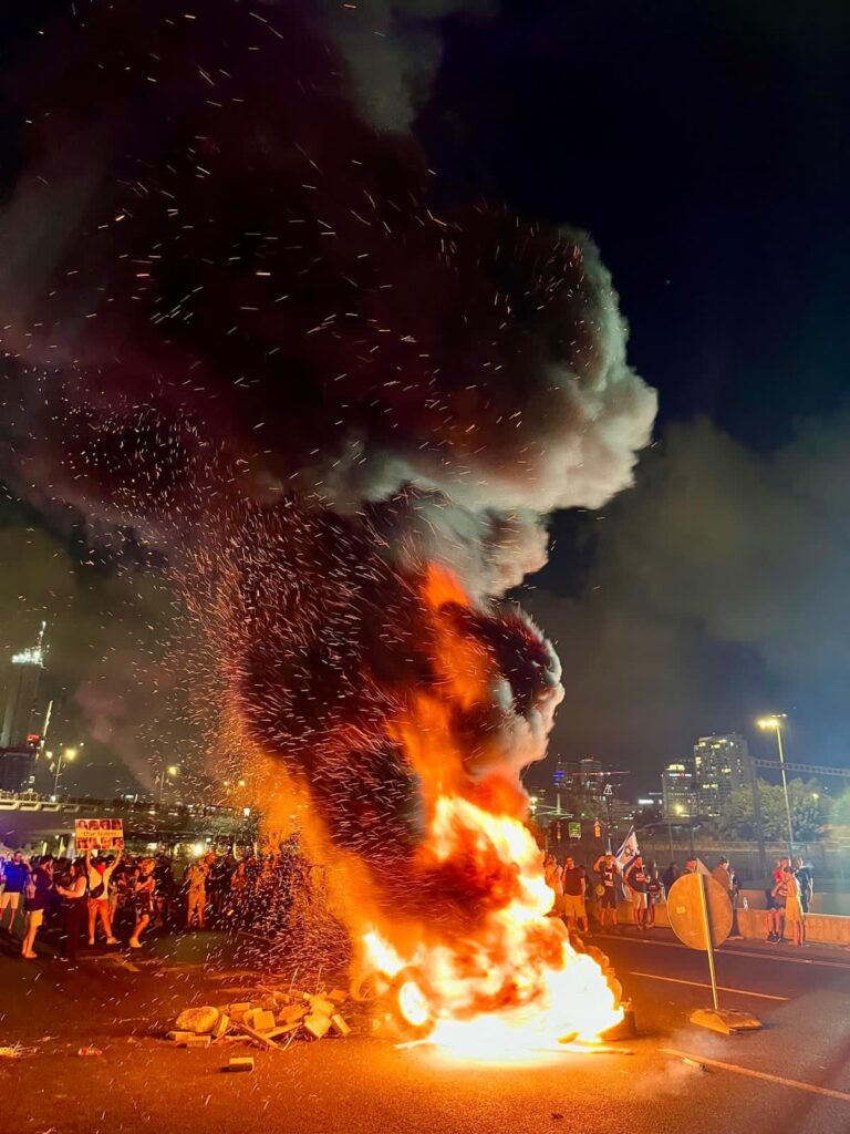 מפגינים מבעירים מדורה על איילון צפון בתל אביב במחאה על רצח החטופים ובדרישה לעסקה לשחרור חטופים (צילום: רשתות חברתיות, סעיף 27א' לחוק זכויות יוצרים)