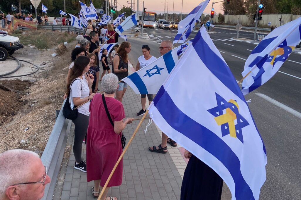 צומת לוחמי הגטאות, סמוך לעכו (צילום: עינת אלחדף) צומת לוחמי הגטאות, סמוך לעכו (צילום: עינת אלחדף)