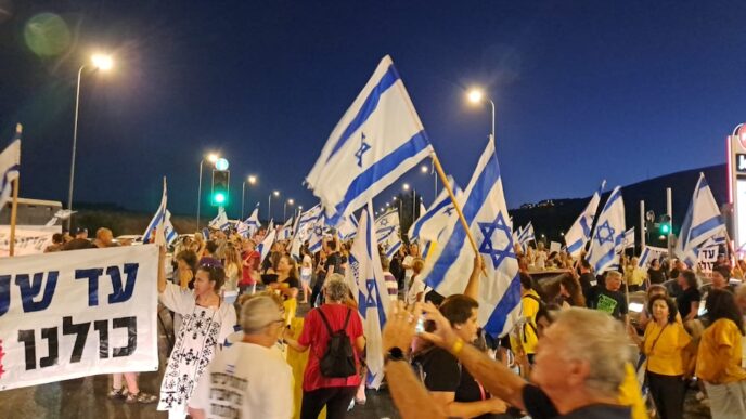 הפגנה בצומת ראש פינה בקריאה להשבת החטופים (צילום: מטה המשפחות)