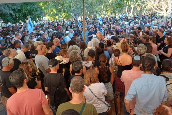 הלוויתה של כרמל גת בקיבוץ בארי (צילום: קיבוץ בארי)