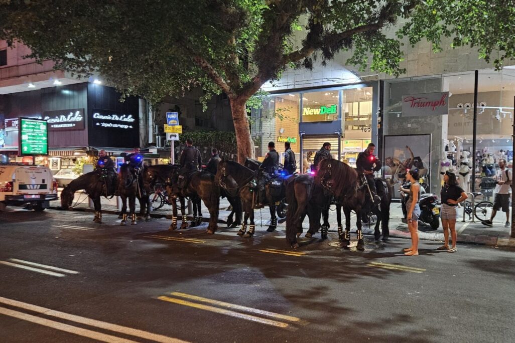 פרשים נערכים לעימות עם מפגינים סמוך לדיזנגוף סנטר בתל אביב (צילום: דורון הבסי) פרשים נערכים לעימות עם מפגינים סמוך לדיזנגוף סנטר בתל אביב (צילום: דורון הבסי)