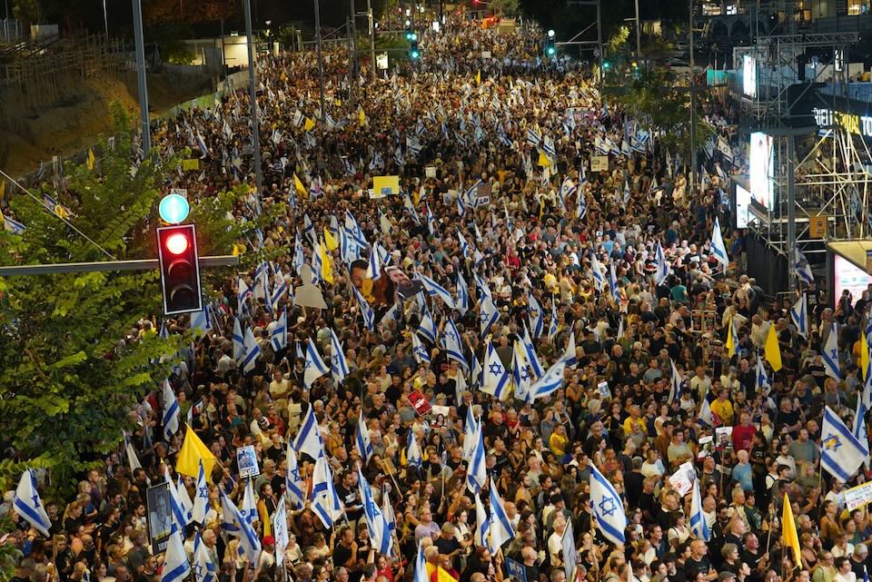 מפגינים בתל אביב (צילום: דנה רעני) מפגינים בתל אביב (צילום: דנה רעני)