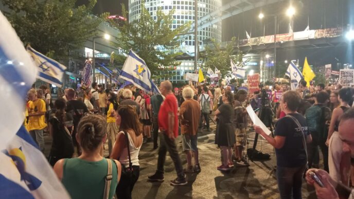 מפגינים למען שחרור החטופים בדרך בגין בתל אביב (צילום: מאור הוימן)