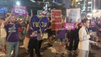 מפגינים למען שחרור החטופים בדרך בגין בתל אביב (צילום: מאור הוימן)