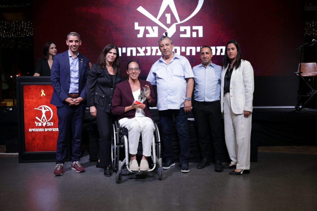 מורן סמואל מקבלת את פרס ספורטאית השנה של מרכז הפועל, בטקס "מנציחים ומנצחים" (צילום: ארז עוזיר)