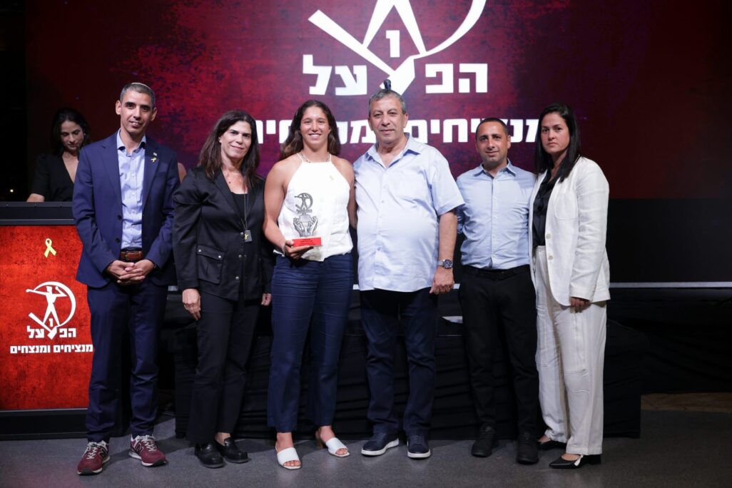 שרון קנטור מקבלת את פרס ספורטאית השנה של מרכז הפועל, בטקס "מנציחים ומנצחים" (צילום: ארז עוזיר)